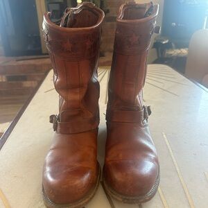 Brown Fyre boots with star pattern at top. Size 10. Size worn off